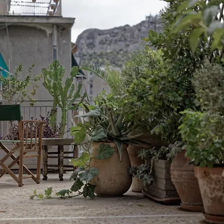 Apartmán Noir: 1920s Vibe On The East Mediterranean